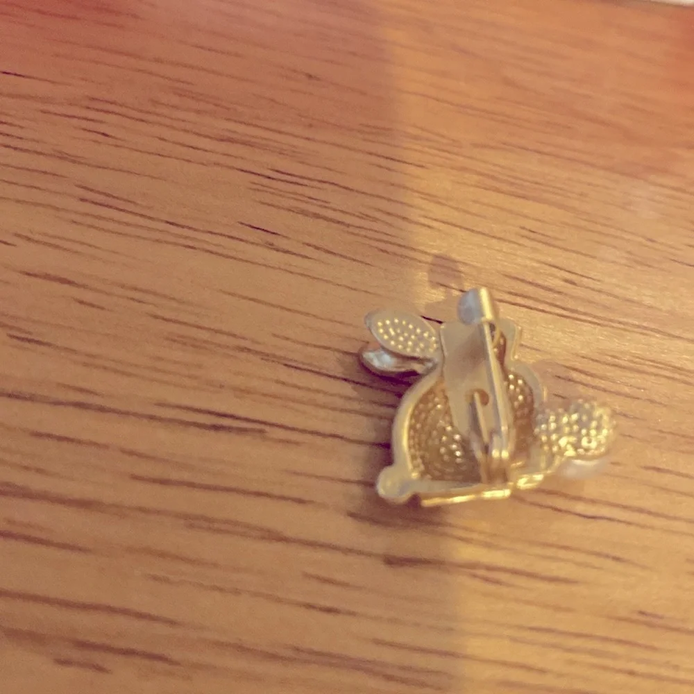 Small Rabbit Pin/Brooch - Picture 3 of 4